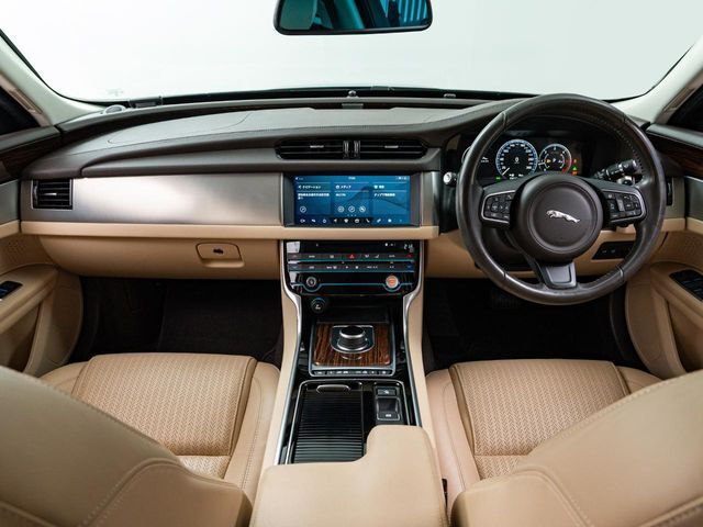 認定中古車　純正19インチ　MERIDIAN　メモリ付きパワーシート　フル液晶メーター　シートヒーター　パドルシフト　リアビューカメラ