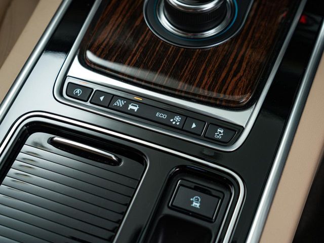 JaguarDriveコントロールは標準・ダイナミック・ウィンターの各モードを選択可能。ステアリング、スロットルレスポンス、シフトポイントを最適化。気分や路面状況にあわせてセレクトしてください。