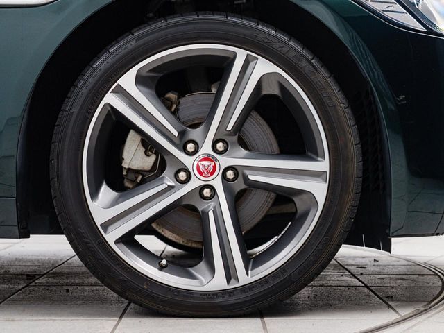 19インチ5アルミホイール。エクステリア全体にマッチするようにデザインされ、車体との一体感とスポーティな印象を感じられます。走行中も停車中も存在感を際立たせます！