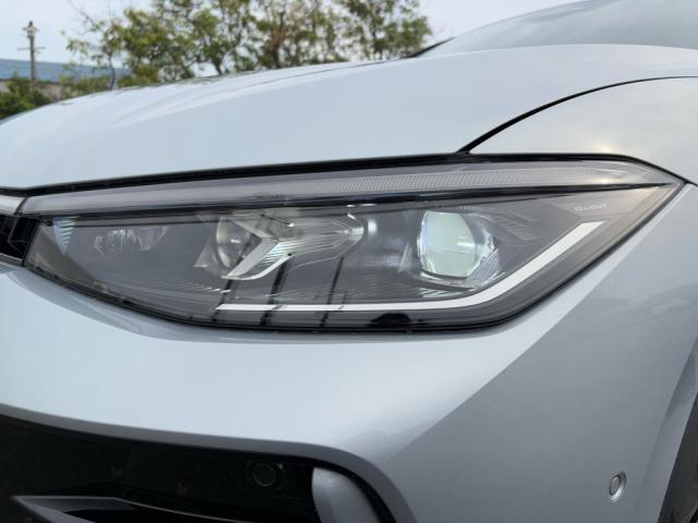 LEDマトリックスヘッドライト「IQ.LIGHT」フロントカメラで対向車や先行車を検知し、マトリックスモジュールに搭載されたLEDを個別に制御することで最適な配光を実現。