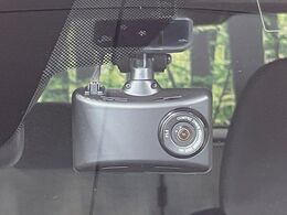 【ドライブレコーダー】安心・安全なカーライフに必須のドライブレコーダーを装備！走行中はもちろん、あおり運転や事故に遭遇した際の状況も映像で記録し、万一のリスクに備えます。