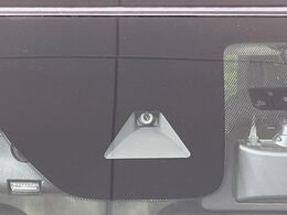 【インテリジェントエマージェンシーブレーキ】フロントカメラで前方の車両や歩行者を検知。衝突しそうな時は衝突被害軽減ブレーキが作動、衝突回避をサポート。より安全にドライブをお楽しみいただけます。