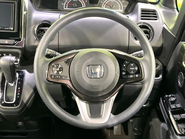 インテリアに合わせたデザインのステアリングは、運転される方のことも考え、運転しやすい形状、大きさです。是非一度、実際に触ってお確かめください。
