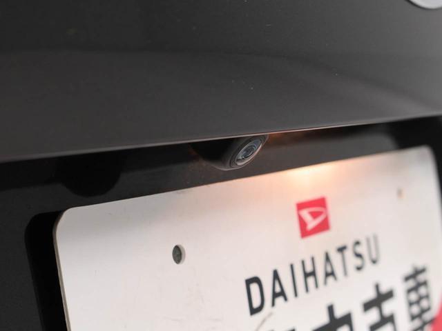 後退時に車両の後ろ側をモニター画面に表示します。車庫入れなどでバックする際に後方確認ができて便利です。車庫入れが苦手な人もこれで安心。