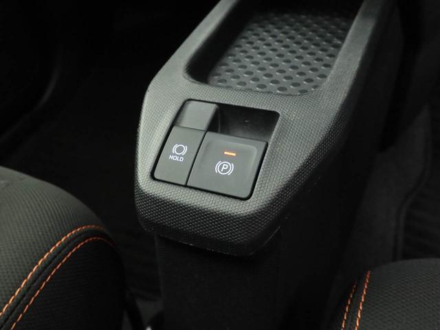 指先だけで操作ができる「電動パーキングブレーキ」搭載。オートモードの場合、シフトを「P」レンジにすると自動でパーキングブレーキが作動します。またアクセルを踏むと自動解除される為、発進がスムーズです。
