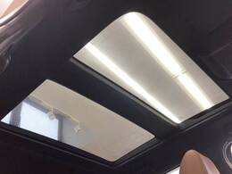 【パニラマルーフ】人気メーカーオプション。開放感溢れる車内を演出します☆