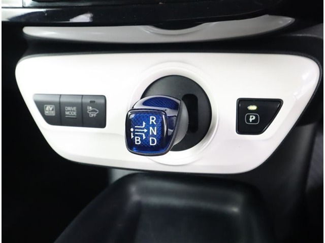 ハイブリッドならではのシフトレバーで実車で操作もしてみてください。