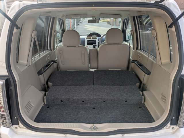 後部シートを倒すと広い荷室に！