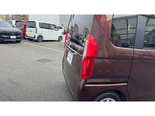 HONDAならではの技術で、低くて平らなフロアを実現。どなたでもスムーズに乗り降りできるよう配慮しています。
