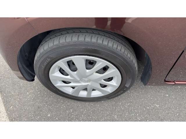 ホイールにはスチールホイールを採用し搭載しております。