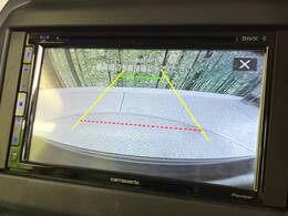 【バックカメラ】駐車時に後方がリアルタイム映像で確認できます。大型商業施設や立体駐車場での駐車時や、夜間のバック時に大活躍！運転スキルに関わらず、今や必須となった装備のひとつです！