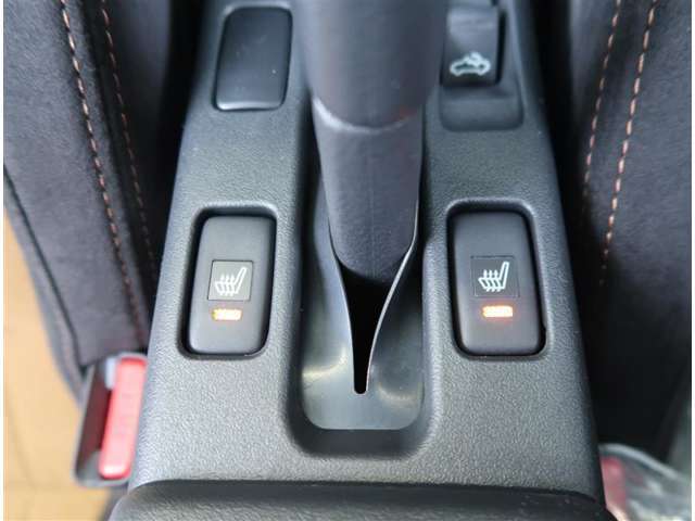 【シートヒーター】寒い日の運転など冷えやすい脚部を快適に温めてくれる。嬉しい機能♪