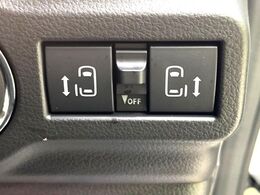【両側パワースライドドア】スマートキーや運転席のスイッチで後席両側スライドドアの開閉が可能♪電動だから力を入れてドアを開ける必要が無く、小さなお子様でも簡単に開け閉めでき快適です♪