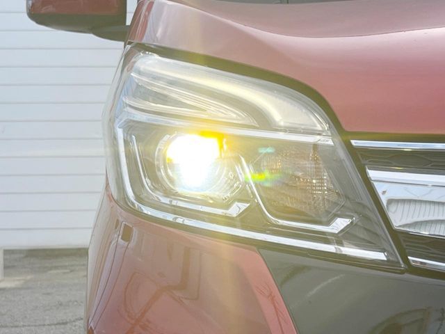 【LEDヘッドライト】悪天候や夜間走行時も良好な視界を確保し安心して運転できる高輝度LEDヘッドライトを装備！点灯速度が早く、消費電力も抑えられています。