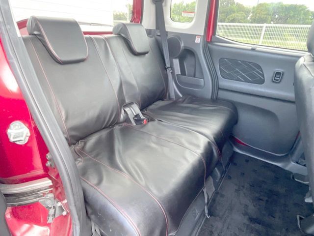 後部座席も気になるようなキズ・汚れやへたり等、大きなダメージはなく、良好な状態です。