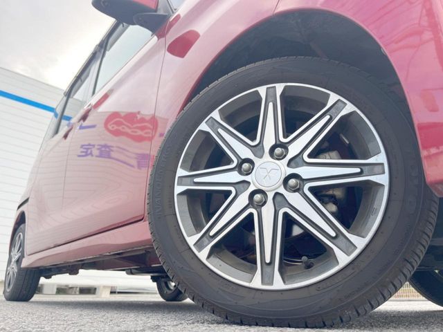 【純正アルミホイール】外観にマッチした純正アルミホイールを装着しております。各種社外アルミホイールや、スタッドレスタイヤも取扱いしております。是非ご相談ください♪