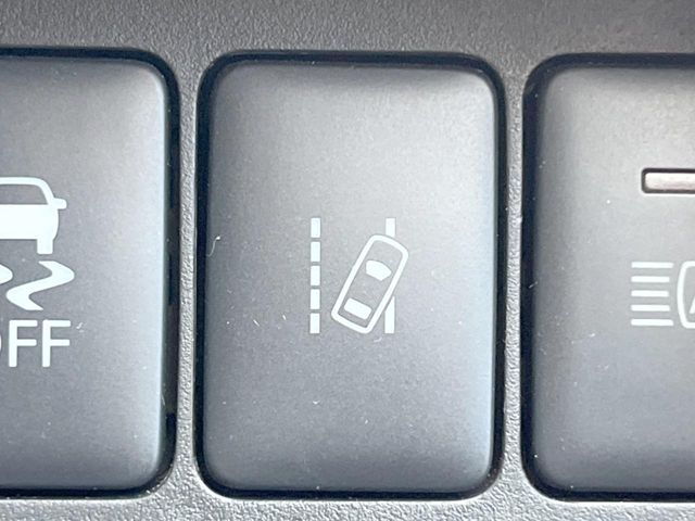 【車線逸脱警報】道路上の白（黄）線を認識し、意図せず走行中の車線からはみ出しそうになった時、メーター内の警告灯とブザーで注意喚起してくれる安心・安全機能です♪