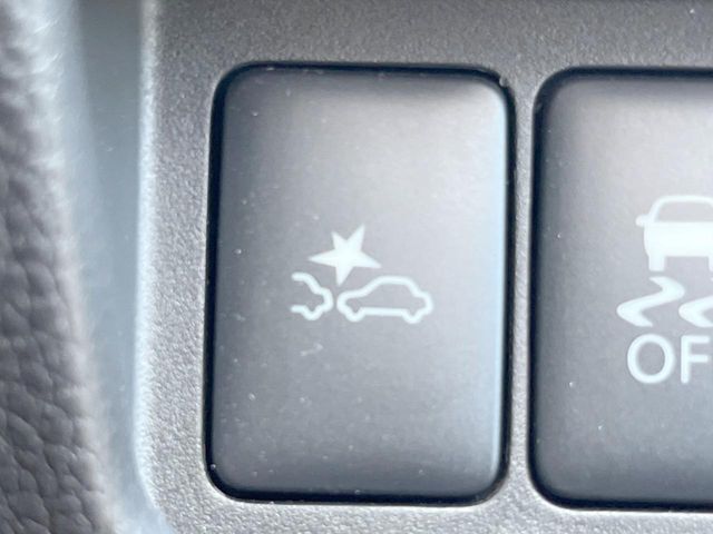 【三菱e-Assist】走行中に前方の車両等を認識し、衝突しそうな時は警報とブレーキで衝突回避と被害軽減をアシスト。より安全にドライブをお楽しみいただけます。