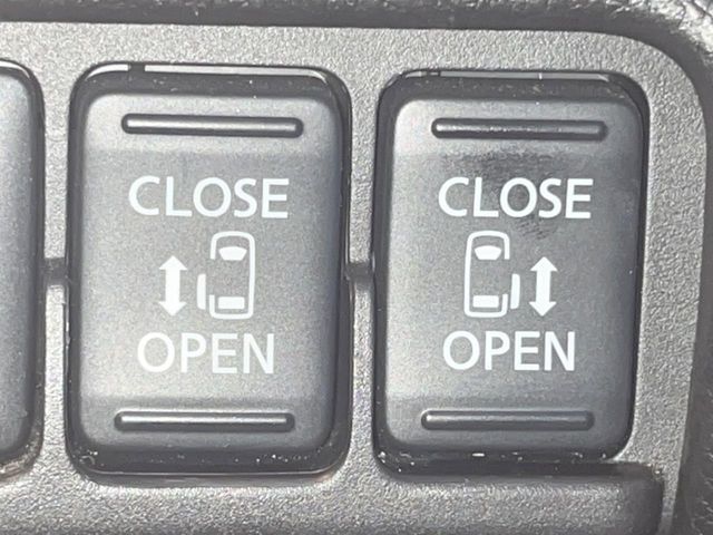 【両側パワースライドドア】スマートキーや運転席のスイッチで後席両側スライドドアの開閉が可能♪電動だから力を入れてドアを開ける必要が無く、小さなお子様でも簡単に開け閉めでき快適です♪