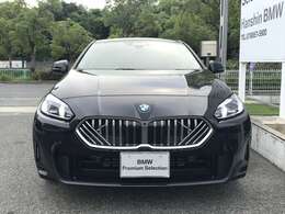 【キドニーグリル】BMWは約90年もの間、ほぼ全ての車両にひと目でBMWだと分かるこの特徴的なフロントグリルが備えられ、デザイン・アイコンとして親しまれてきました。