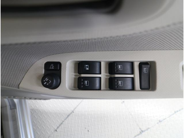 ■運転席ドアの操作しやすい位置にミラー操縦スイッチがついておりますので、ストレスなく自分のフィットする位置にセッティング頂けます。