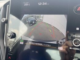 【バックカメラ】駐車時に後方がリアルタイム映像で確認できます。大型商業施設や立体駐車場での駐車時や、夜間のバック時に大活躍！運転スキルに関わらず、今や必須となった装備のひとつです！