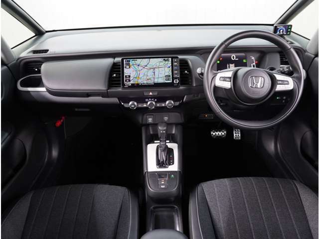 【インパネ周り】視界がよく運転しやすい設計となっております。インパネ周りもすっきりと洗練されたデザインで高級感が溢れています。日々のドライブを飽きさせません。