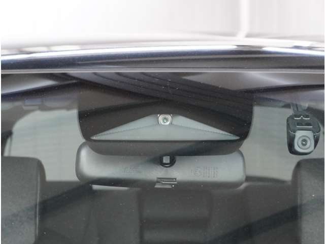 衝突被害軽減ブレーキをはじめとして、各種安全装備が充実しております。詳しくはスタッフまでお尋ねください。