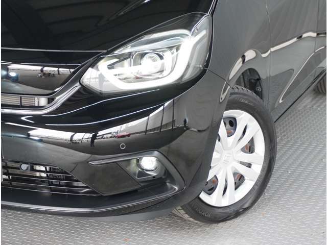 【LEDヘッドライト】悪天候や夜間走行時も良好な視界を確保し安心して運転できる高輝度LEDヘッドライトを装備。明るい上に点灯速度が早く消費電力も抑えられています。