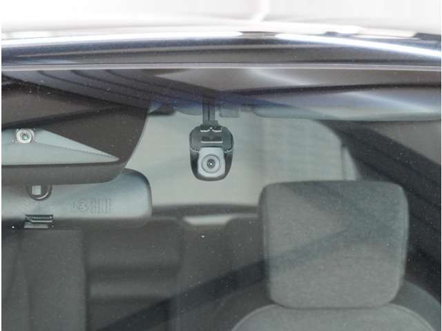 【ドライブレコーダー】安心・安全なカーライフに必須のドライブレコーダーを装備。走行中はもちろん、あおり運転や事故に遭遇した際の状況も映像で記録し、万一のリスクに備えます。