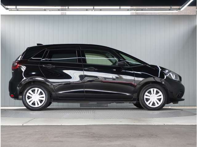 【艶のあるボディ】外装も目立つキズ等も無くコンディション良好です。実際に現車確認が難しい遠方の方でもオンライン商談ができますので一度ご相談下さい。