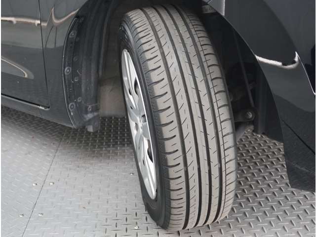 【タイヤ溝有り】気になるタイヤ溝ですが、まだまだ残っております。快適にドライブへGO！販売後もタイヤ交換は当店にお任せ下さい。