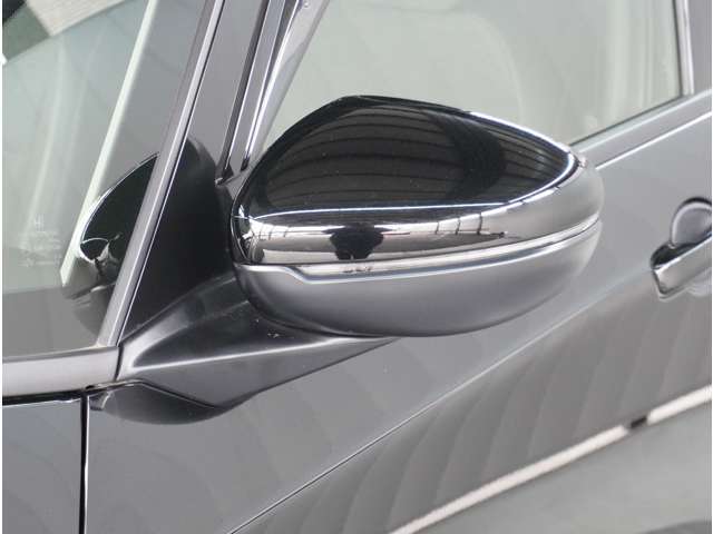 【ドアミラーウインカー】格好良さだけではなく対向車両からの視認性もよく安全に走行する為の安全装備のひとつです。