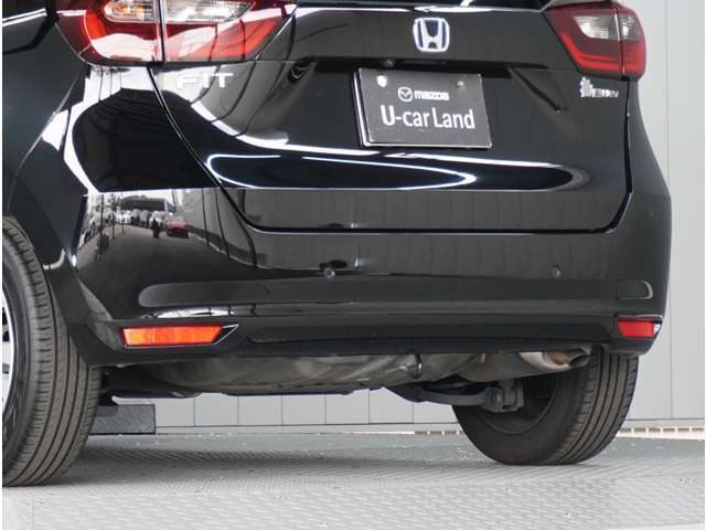 【パーキングセンサー】バンパーに付いたセンサーが障害物を検知。一定の距離に近づくとアラートで教えてくれます。狭い駐車スペースや車庫入れ時も安心です。