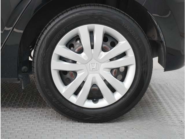 【ホイールキャップ】車に良く似合う純正ホイールキャップが装備されています。各種社外アルミホイールや、スタッドレスタイヤも取扱いしております。是非ご相談ください。