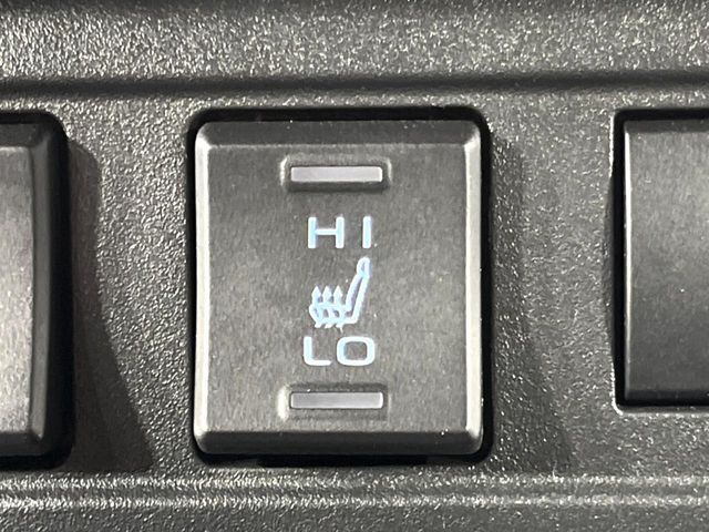 【シートヒーター】寒い日に重宝するシートヒーター！エアコンより早く温まってくれるので寒がりの人も安心ですね♪エアコンの温風は乾燥するから苦手、という方にもをおすすめです。