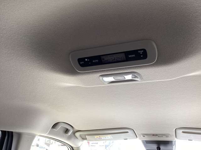 デュアルフルオートエアコンは、後席からも温度・風量や吹き出し口モードの調整がコントロールできます。