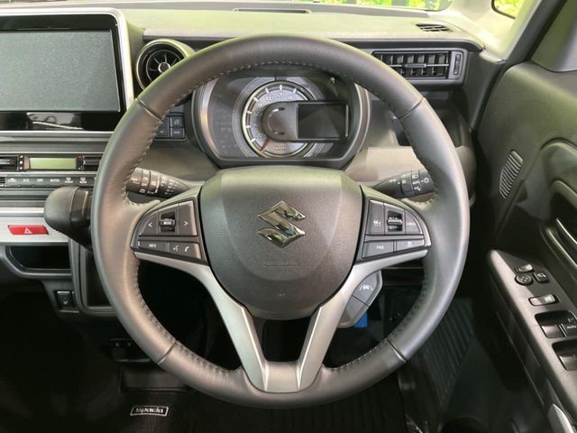 【純正革巻きステアリング】上質な革を使用することで、手にしっかり馴染みとても運転しやすいハンドルです♪
