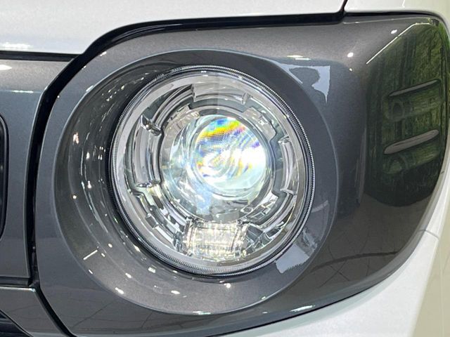 【LEDヘッドライト】悪天候や夜間走行時も良好な視界を確保し安心して運転できる高輝度LEDヘッドライトを装備！点灯速度が早く、消費電力も抑えられています。