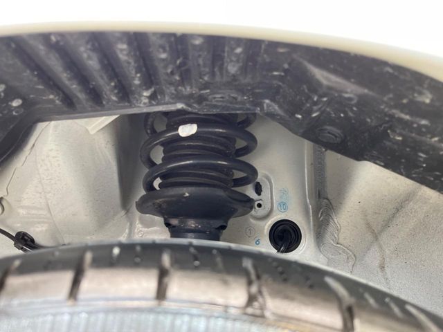 お車を安心してお乗りいただく為には、足回りの定期点検が欠かせません。サービスサポート（有償保証）では無料点検もご提供しており、安心のカーライフをお過ごしいただけるサポート体制が整っています。