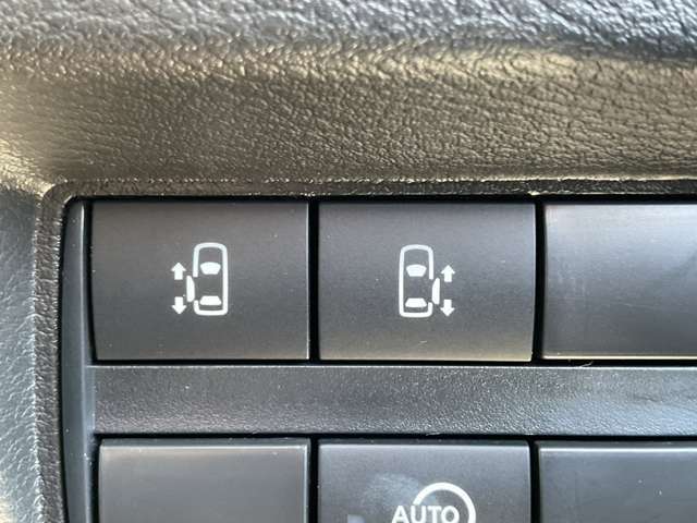 両側オートスライドドアです。インテリジェントキーや運転席のスイッチで簡単にドアの開閉ができるので、とても便利な装備です♪