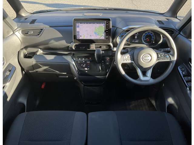 運転席まわりは機能的にまとまっています。足元が広々のインパネATです♪