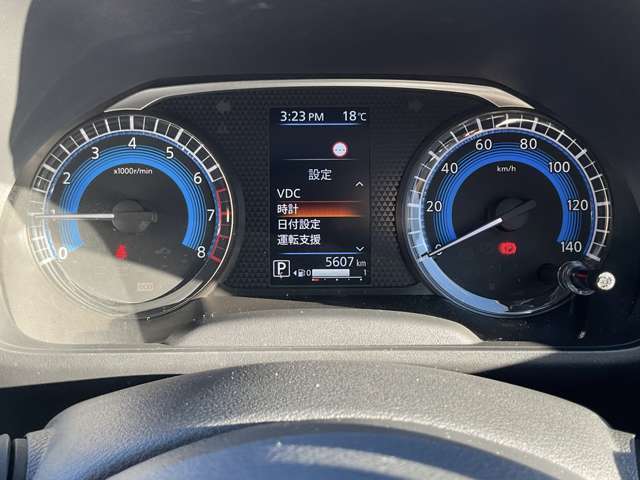 視認性の良いシンプルなメーターです。維持費の安い軽自動車ならドライブもいっぱい楽しめますね♪