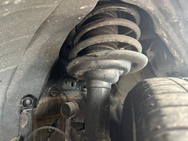 お車を安心してお乗りいただく為には、足回りの定期点検が欠かせません。サービスサポート（有償保証）では無料点検もご提供しており、安心のカーライフをお過ごしいただけるサポート体制が整っています。
