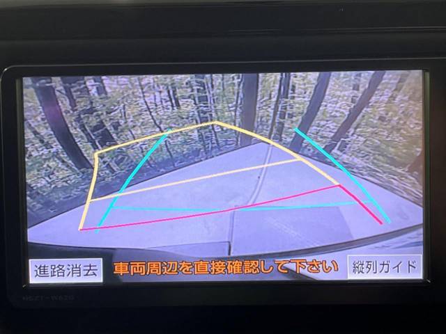 【バックカメラ】駐車時に後方がリアルタイム映像で確認できます。大型商業施設や立体駐車場での駐車時や、夜間のバック時に大活躍！運転スキルに関わらず、今や必須となった装備のひとつです！