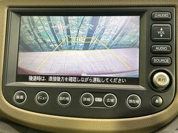 【バックカメラ】駐車時に後方がリアルタイム映像で確認できます。大型商業施設や立体駐車場での駐車時や、夜間のバック時に大活躍！運転スキルに関わらず、今や必須となった装備のひとつです！
