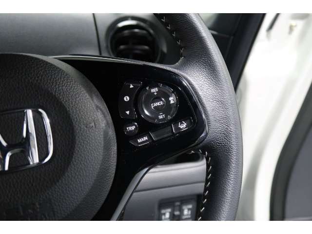 Hondaセンシングの機能のひとつ、アダプティブクルーズコントロール付！アクセルから足を離しても設定したスピードと前車との車間を保ち走行してくれます！車線維持もアシスト☆高速道路で疲労軽減ですね☆
