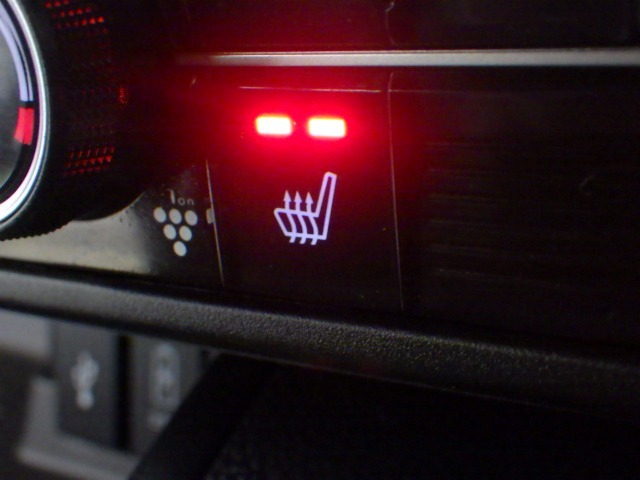 背中とお尻がポッカポカで心地よいシートヒーターも装備されています。真冬でも数十秒で効き始めるので寒さが苦手な方の必需品です☆