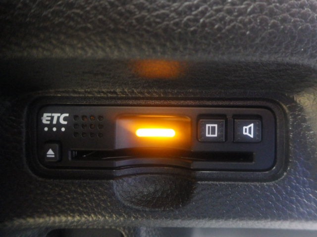 【ETC】便利なETC車載器も装備！高速道路の料金所もスムーズに通過できます。今や必須の装備ですね！（セットアップ費用3300円は別途料金となります）