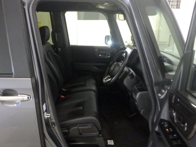 フロントシートはベンチシートタイプ♪　センターには格納式アームレストも付いています！！室内空間は広々で移動も楽々です♪狭い駐車空間など助手席ドアから出たい時にも大変便利ですよ♪